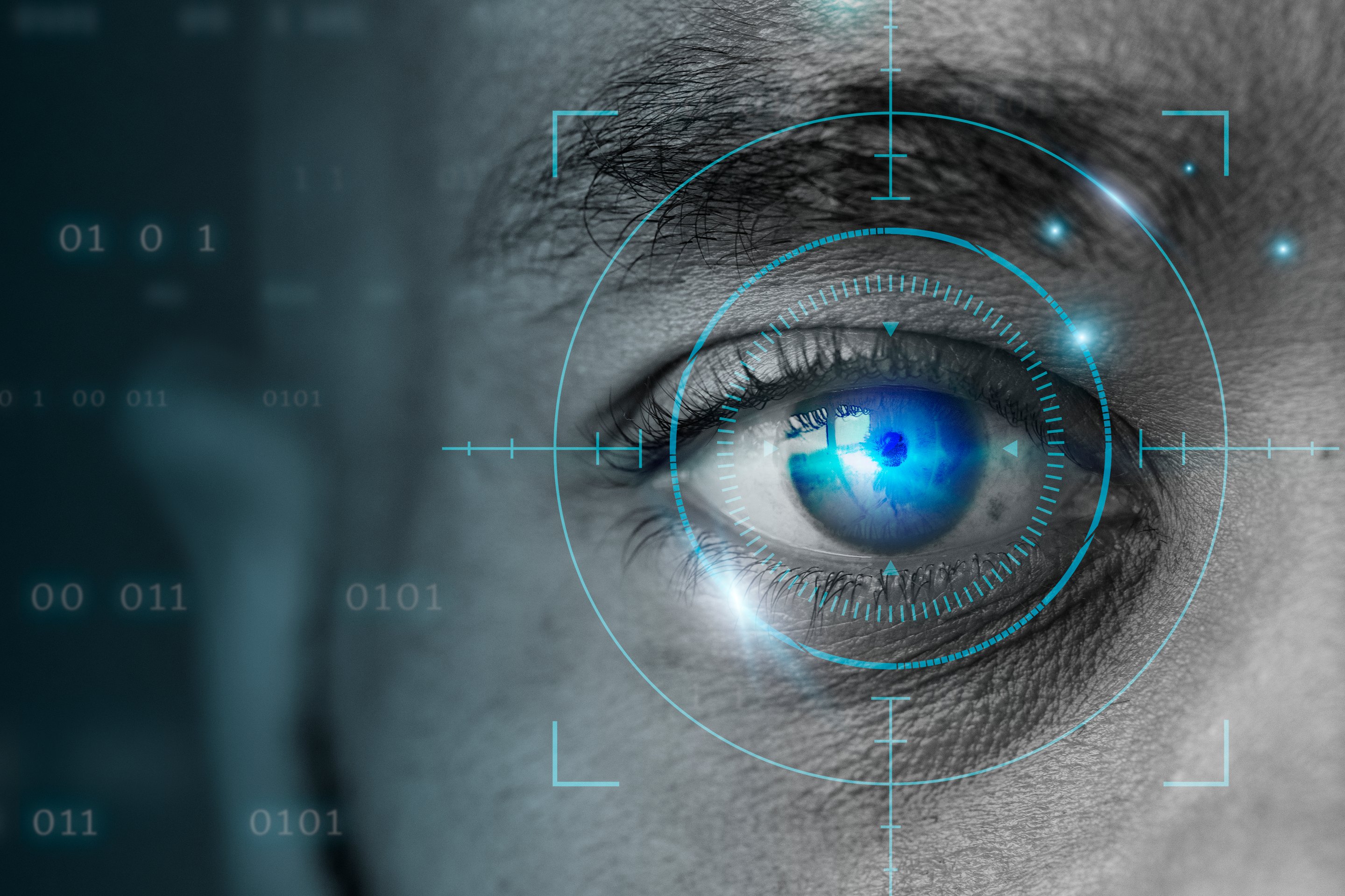 Nahaufnahme eines Auges mit digitalem Zielkreuz
